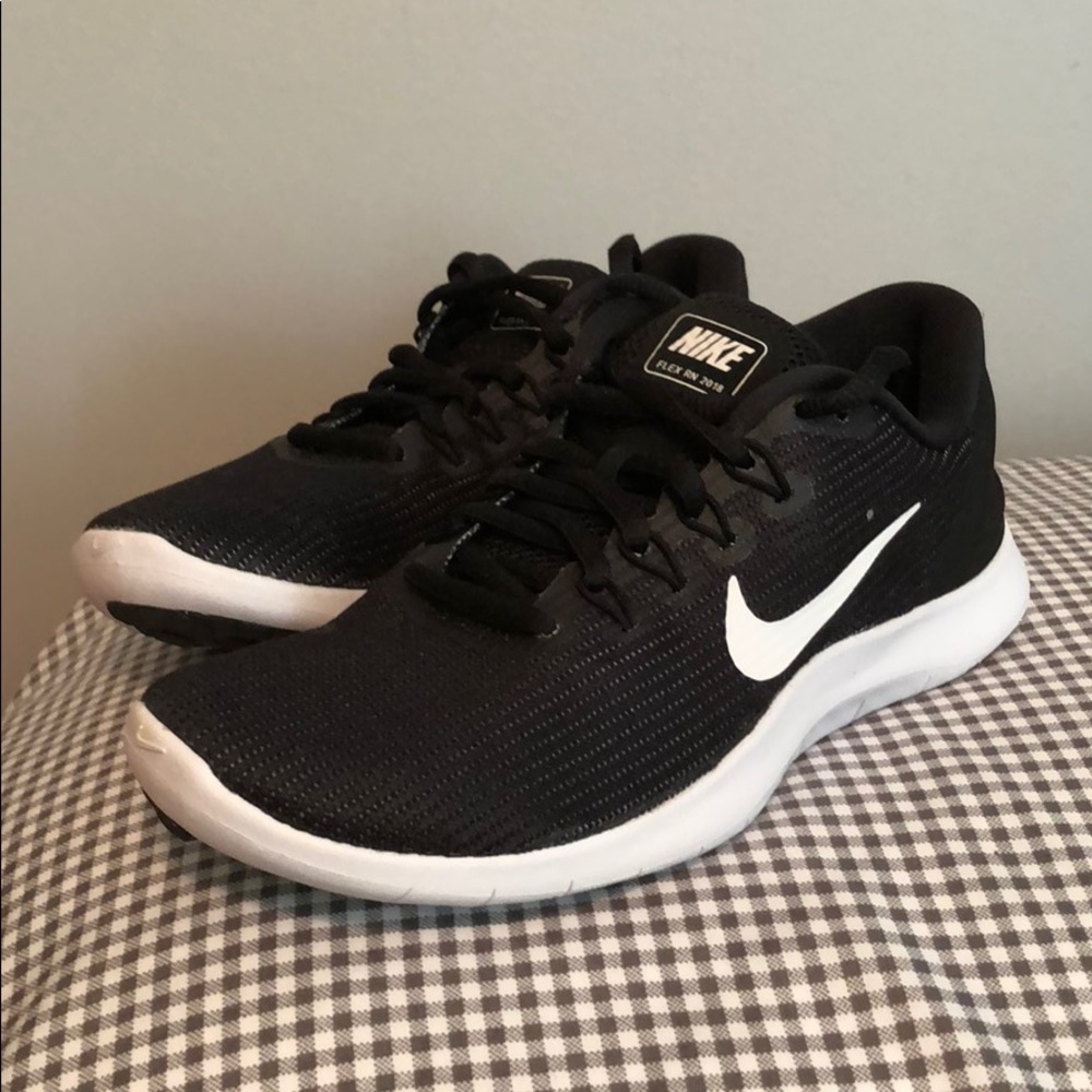 Like New -Nike Flex RN 2018 - Black & White, Size5